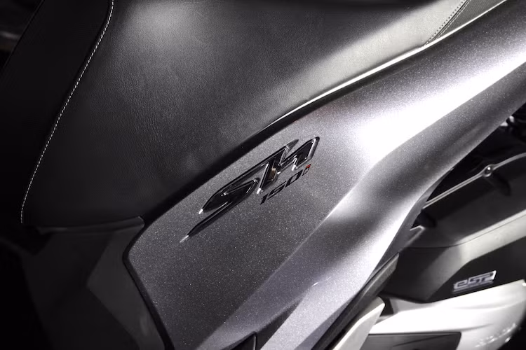 Phần thân xe 2 bên của SH mới đã được Honda thiết kế lại với nhiều đường nét đậm, góc cạnh hơn. Cùng với một số tùy chọn sơn ánh kim, những đường "chặt, khắc" này khiến chiếc xe đặc biệt nổi bật dưới ánh sáng mạnh khi khiến "sắc" của màu sơn thay đổi theo. Thân xe vẫn được trang trí đơn giản với logo SH mạ bóng.