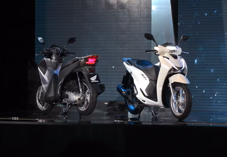 Trong khi đó, 2 phiên bản tương ứng của SH 150i là 81,99 và 89,99 triệu đồng. Như vậy, với thế hệ mới nhất, SH 2017 đã không thua kém về mặt công nghệ so với đối thủ Piaggio Medley. Cùng với sự ưa chuộng sẵn có của người tiêu dùng đối với dòng xe, SH 2017 được dự đoán sẽ tiếp nối những thành công của 2 thế hệ SH tại Việt Nam từ năm 2009 tới nay.