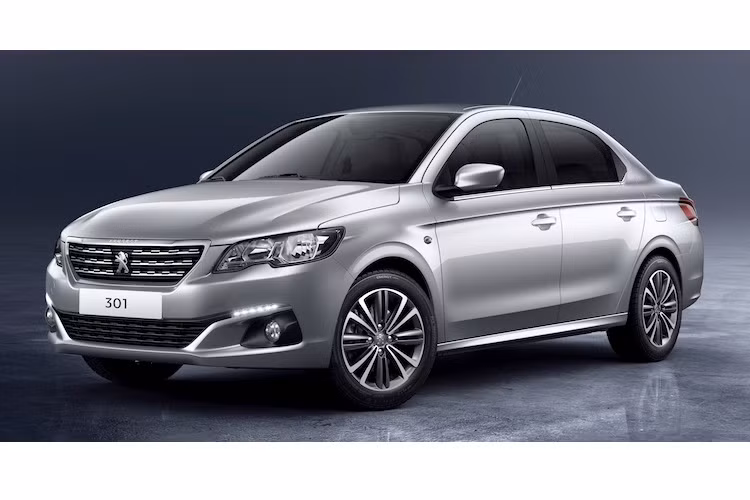 So với phiên bản cũ, 301 phiên bản 2017 đã được thiết kế lại hoàn toàn phần đầu theo phong cách mới nhất của Peugeot, khiến mẫu sedan này trở nên "bảnh" và sang trọng hơn. Bên cạnh lưới tản nhiệt cùng đèn pha thiết kế mới, xe còn có cản trước khác biệt với thêm dải đèn LED trên đèn sương mù.