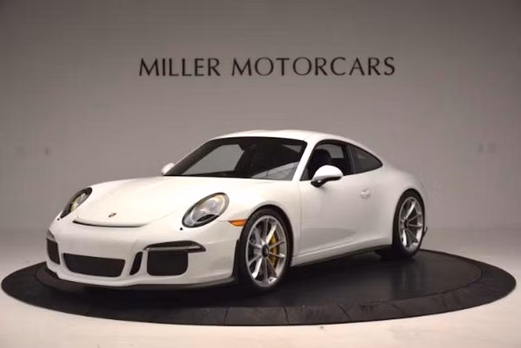 Được ra mắt tại triển lãm Geneva 2016 hồi tháng 3, Siêu xe Porsche 911R mới được coi là "hậu duệ" của dòng xe 911R đầu tiên từ thập niên 60, đã từng tham gia vào các giải đua khác nhau như Targa Florio.