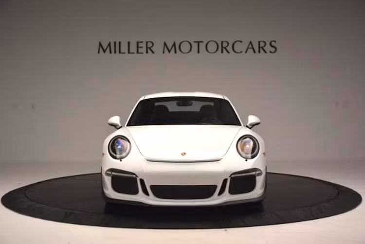 Được phát triển từ dòng siêu xe 911 GT3, Porsche 911R có thân xe thiết kế "y hệt" với bodykit thể thao và mâm theo phong cách xe đua với ốc bắt trục ở chính giữa.