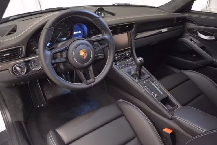 Nội thất của 911R mang tính thể thao hơn với tay lái GT Sport và những chiếc ghế đua có khung bằng sợi carbon. Logo 911R xuất hiện ở bảng táp-lô bên phía người lái để khẳng định sự đặc biệt của chiếc xe. Để giảm trọng lượng xuống tối đa, Porsche đã sử dụng những dây đai làm tay nắm cửa.