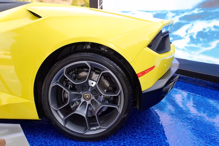 Huracan Spyder cầu sau vẫn được trang bị động cơ 5,2 lít V10 như bản LP610-4, nhưng có công suất được giảm xuống một chút với 580 mã lực/540 Nm, vẫn đi kèm hộp số ly hợp kép 7 cấp. Tuy nhiên, thay vì hệ dẫn động 4 bánh, chiếc xe đã được ngắt cầu trước để giảm trọng lượng.