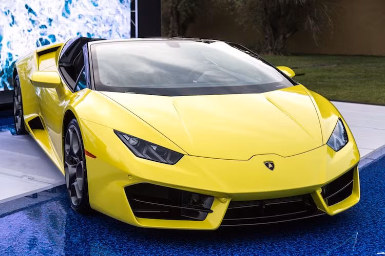 Thay vì cách đặt tên quen thuộc của Lamborghini, phiên bản này đã được hãng gọi bằng cái tên chính thức đơn giản nhưng rất dài là Lamborghini Huracan Spyder dẫn động cầu sau (Huracan rear-wheel drive Spyder).