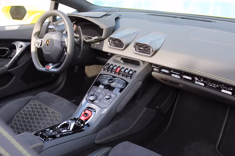 Ở bên trong cabin, thiết kế nội thất của Huracan Spyder cầu sau cũng không có sự thay đổi so với Spyder LP610-4. Xe được trang bị sẵn hệ thống thông tin giải trí Lamborghini Infotainment System II, cùng với màn hình điều khiển độ phân giải cao TFT 12.3 inch. Với chương trình cá nhân hóa Ad Personam của Lamborghini, khách hàng có thể "thửa riêng" nội thất hoàn toàn theo ý muốn của mình.