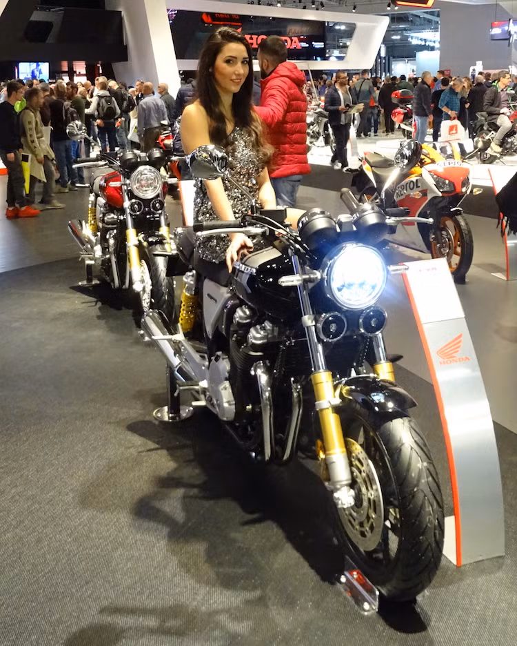 Dàn người mẫu của Honda lại tham dự EICMA với những chiếc váy liền thân đính kim tuyến óng ánh, phù hợp với nhiều dòng xe khác nhau của hãng.