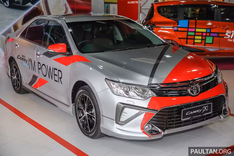 Tại thị trường Malaysia, Toyota vừa công bố đời Camry 2017 mới nhất với nhiều nâng cấp và thêm các phiên bản mới. Trong đó, bản thể thao Toyota Camry 2.0G X đã lần đầu tiên được giới thiệu, và có vai trò thay thế cho bản 2.0G cũ của đời 2015.