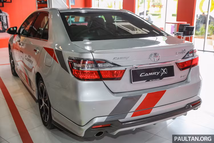 Tại thị trường Malaysia, giá bán của phiên bản Camry 2.0G X mới là 159.900 Ringgit (tương đương 815,7 triệu đồng) - rẻ hơn bản 2.0G cũ 5000 Ringgit.