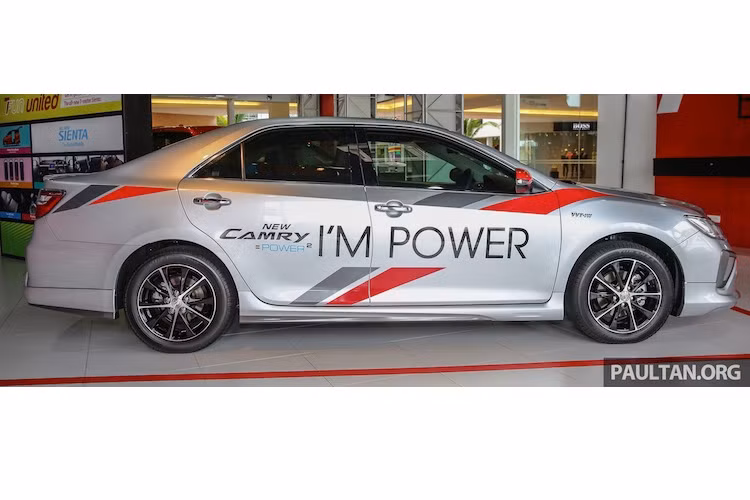 Ở hai bên thân xe, thay đổi duy nhất của Camry 2.0G X đó là bộ mâm đúc được nâng kích thước lên thành 17 inch thay vì chỉ 16 inch với thiết kế 10 cánh 2 tông màu thể thao tương tự phiên bản Camry Hybrid cao cấp. Đây là trang bị có sẵn trên xe mà khách hàng không cần phải bỏ thêm tiền để sở hữu.
