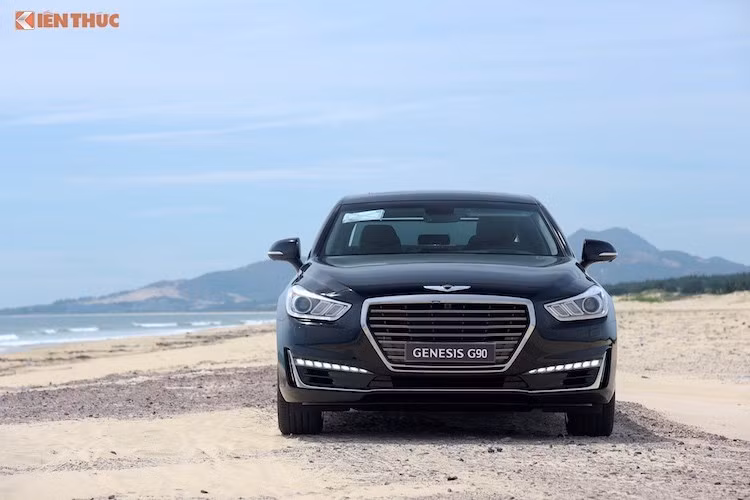 Tại Việt Nam, Genesis G90 được phân phối 2 màu sắc là đen và trắng cùng chế độ bảo hành 3 năm hoặc 100.000 km tuỳ theo điều kiện nào đến trước. Dù đã chính thức ra mắt và có mặt tại các đại lý Hyundai Thành Công trên toàn quốc nhưng giá của Genesis G90 vẫn chưa được công bố rộng rãi.