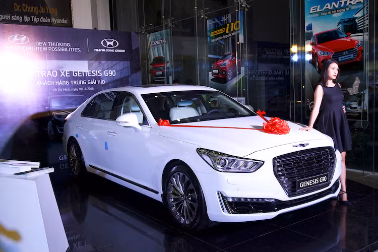 Được nhập khẩu chính hãng bởi Hyundai Thành Công chiếc xe này có màu trắng nổi bật hơn so với những chiếc G90 màu đen thường thấy tại Việt Nam trước đây. Như vậy, bà Bùi Thị Hồng Thanh là một trong những một trong những chủ nhân Genesis G90 đầu tiên tại Việt Nam, đồng thời cũng là một trong số ít những người sở hữu G90 với màu trắng và là nữ.