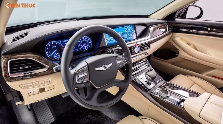 Genesis G90 sở hữu không gian nội thất xứng đáng với đẳng cấp của một mẫu sedan hạng sang. Da cao cấp và ốp gỗ óc chó được bố trí hợp lý trong khoang nội thất của Genesis G90 nhằm đem lại cảm giác sang trọng. Ngoài ra, tất cả các vấn đề liên quan tới độ rung, độ ồn (NVH - Noise, Vibration, Harness) đã được Genesis xử lý triệt để nhằm tạo cảm giác tĩnh lặng nhất trong cabin.