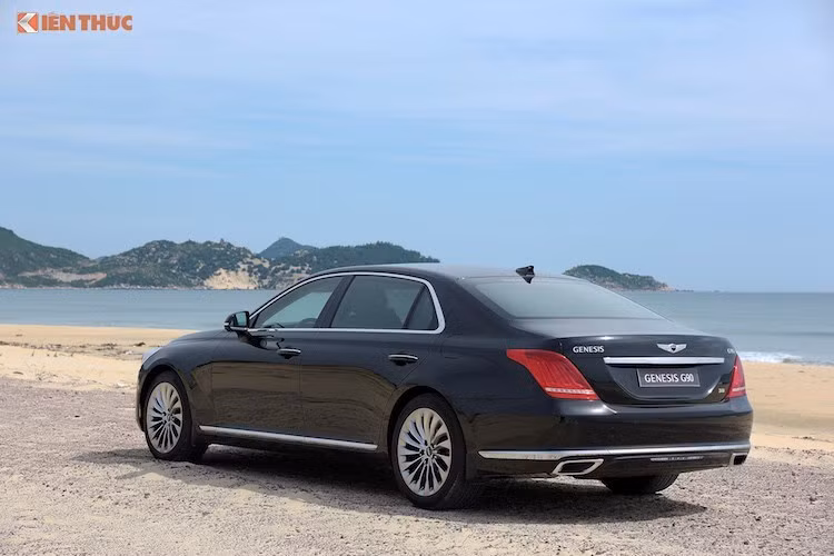 Genesis G90 được trang bị mâm hợp kim 15 cánh như một bông hoa cúc với đường kính lên tới 19 inch. Có tên gọi Helmholtz, mỗi chiếc mâm của xe có thiết kế 2 ghép từ 2 mảnh với buồng tán âm riêng được tích hợp, không chỉ giúp giảm tiếng ồn mà còn khiến xe nhẹ hơn tới 3,18 kg. Phần đuôi của xe đơn giản nhưng tinh tế với đèn sau to bản, ống xả kép hình tứ giác.