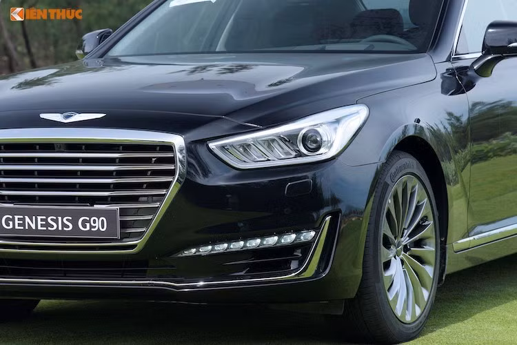 Hướng tới các đối thủ hạng sang từ Mỹ và Nhật như Mercedes S-Class, BMW 7 Series hay Lexus LS, Genesis G90 cũng được thiết kế theo hướng sang trọng và uy nghi, với điểm nhất phía trước là logo hình cánh chim, lưới tản nhiệt "Crest" hình lục giác mạ chrome và cụm đèn pha Dynamic HID kèm dải đèn LED chiếu sáng ban ngày.