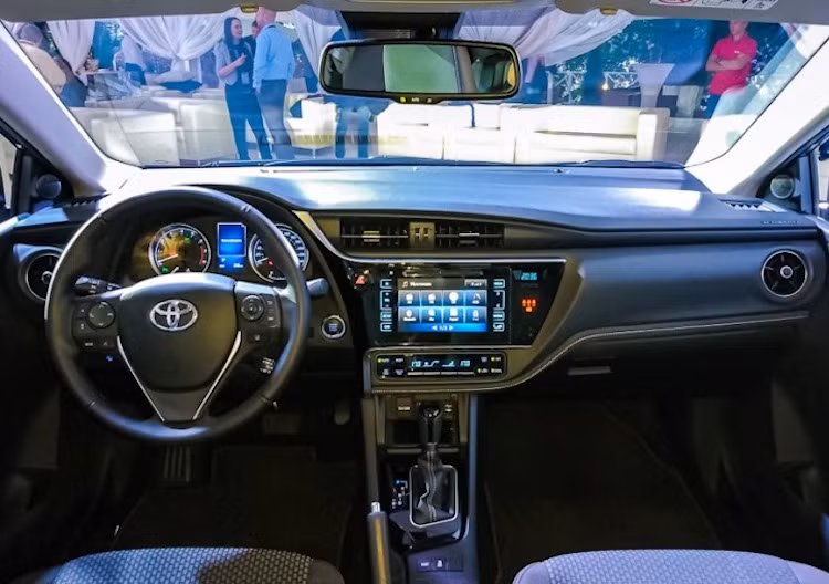 Ở bên trong nội thất, Corolla Altis 2017 đã được hãng xe Toyota thay bảng táp-lô mới, với khác biệt rõ nhất là các khe gió hình tròn ở hai bên. Bảng đồng hồ Optitron của xe cũng được sửa đổi lại, trong khi nằm giữa bảng điều khiển trung tâm là hệ thống thông tin giải trí T-Connect với màn hình cảm ứng 7 inch có tích hợp tính năng định vị.