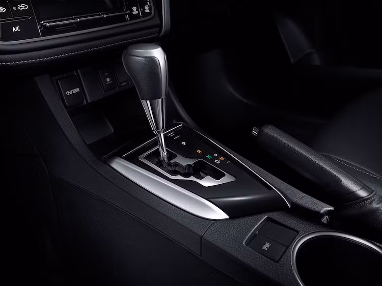 Mọi phiên bản của Toyota Corolla Altis 2017 vẫn đều được trang bị sẵn hệ dẫn động cầu trước, với 2 loại hộp số tùy thuộc vào từng phiên bản là số sàn 6 cấp hoặc tự động vô cấp CVT. Trên những phiên bản cao cấp với hộp số CVT, Toyota còn bổ sung chế độ lái Sport Drive Mode để cải thiện khả năng tăng tốc.
