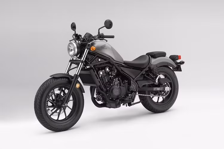Chưa hết, hãng Honda còn cung cấp thông tin về hệ dẫn động của dòng Rebel 2017 tại thị trường Nhật Bản. Cụ thể, Honda Rebel 250 2047 sử dụng động cơ xy-lanh đơn, dung tích 249 cc và hộp số 6 cấp. Động cơ này tạo ra công suất tối đa 26 mã lực tại vòng tua máy 9.500 vòng/phút và mô-men xoắn cực đại 22 Nm tại vòng tua máy 7.750 vòng/phút.