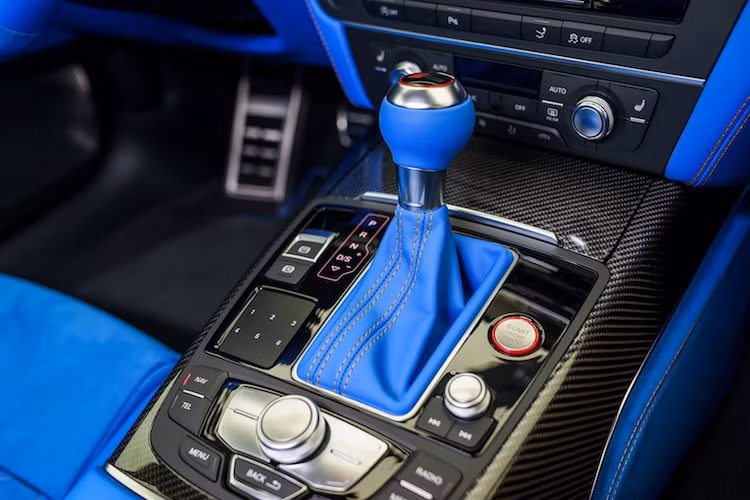 RS7 Sportback sở hữu động cơ V8 4.0l tăng áp kép (597 mã lực/750 Nm) tương tự Bentley Continental GT V8. Với hộp số S-Tronic 8 cấp cùng hệ thống dẫn động 4 bánh quattro, RS7 chỉ mất 3,7 giây để tăng tốc lên 100 km/h và tốc độ tối đa giới hạn điện tử là 280 km/h.