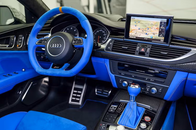 Không chỉ có sơn "hàng độc" ở ngoại thất, nội thất của chiếc RS7 Sportback này cũng đã được chủ xe cá nhân hóa "ton-sur-ton" với toàn bộ cabin bọc da kết hợp vải alcantara màu xanh. Trong khi đó, toàn bộ các chi tiết ốp trang trí đã được làm từ sợi carbon.