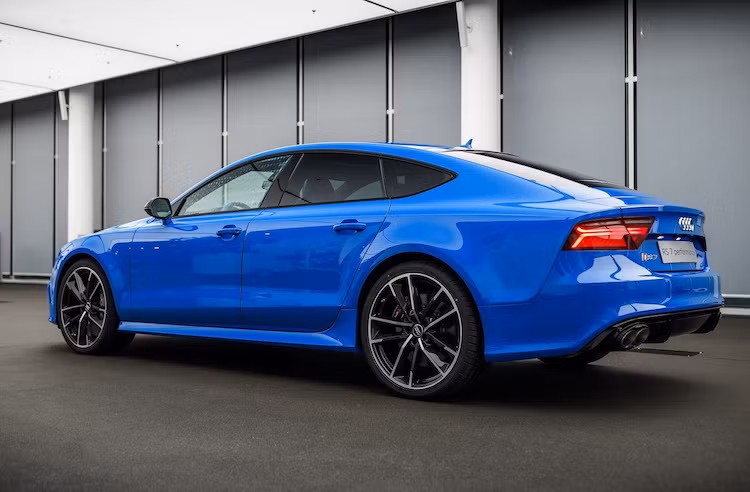 Dựa trên cơ sở dòng hatchback 4 cửa Audi A7, Audi RS7 sportback là phiên bản thể thao đặc biệt, được chế tác riêng bởi bộ phận quattro của Audi, tương tự BMW M hay Mercedes-AMG. So với các phiên bản A7 thường, RS7 sở hữu ngoại hình thể thao hơn với bodykit dữ dằn và các vè được nới rộng.