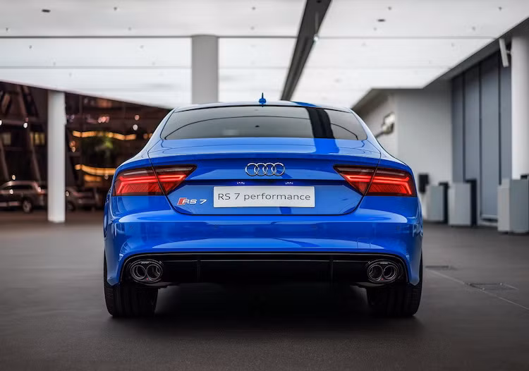 Trên chiếc Audi RS7 độ này, khối động cơ nguyên bản đã được giữ nguyên. Tuy nhiên nhờ có hệ thống xả Akrapovic, âm thanh phát ra của chiếc xe đã trở nên uy lực hơn.