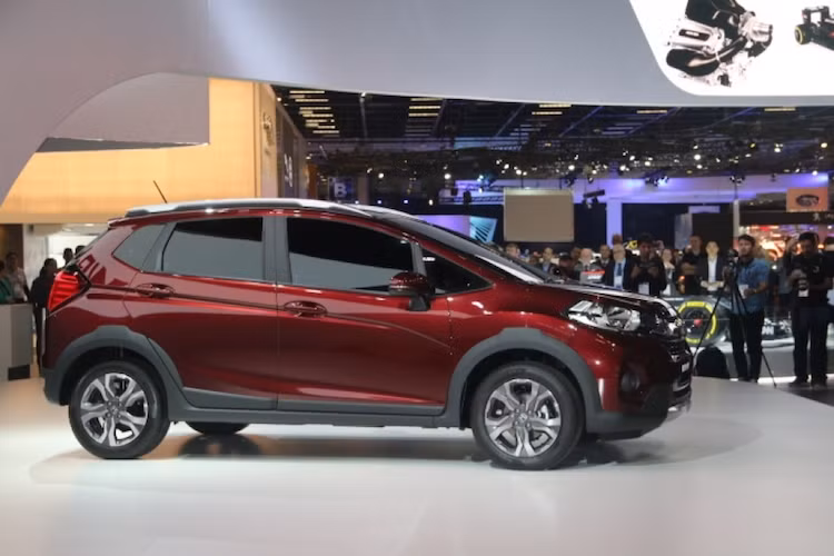 Không chi có "phom" giống Honda Fit, WR-V cũng có hệ động lực được "bê nguyên" từ mẫu hatchback này với động cơ VTEC 1.5l nạp khí tự nhiên 116 mã lực, kết hợp với hộp số vô cấp CVT và hệ dẫn động cầu trước.