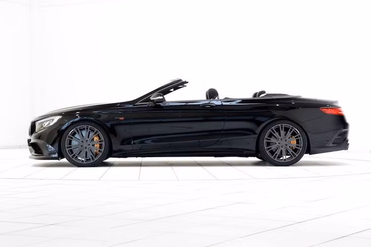 Ở hai bên thân xe, thay đổi lớn nhất đó là bộ mâm Monoblock đặc trưng của Brabus, với thiết kế nhiều cánh kép và các tùy chọn màu sơn đen bóng, đen nhám, nhôm đánh bóng hoặc bạc. Đi kèm với bộ mâm là lốp thể thao của Continental nhằm phát huy tối đa "tiềm lực" của chiếc xe.