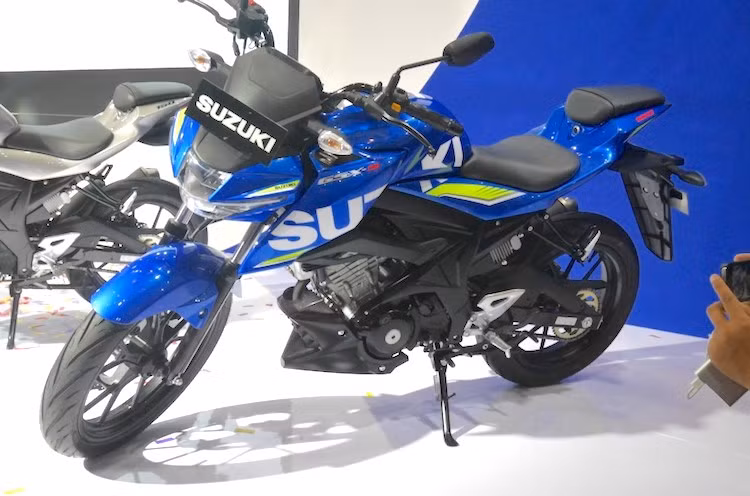 Tại một sự kiện của Suzuki vừa được tổ chức ở Indonesia, hãng xe Nhật Bản vừa ra mắt 2 mẫu xe côn tay phân khối nhỏ mới là Suzuki GSX-R150 và Suzuki GSX-S150. Trong khi GSX-R150 chính là phiên bản với dung tích động cơ lớn hơn của chiếc sportbike GSX-R125 vừa ra mắt thị trường châu Âu thì GSX-S150 lại là một dòng xe hoàn toàn mới.