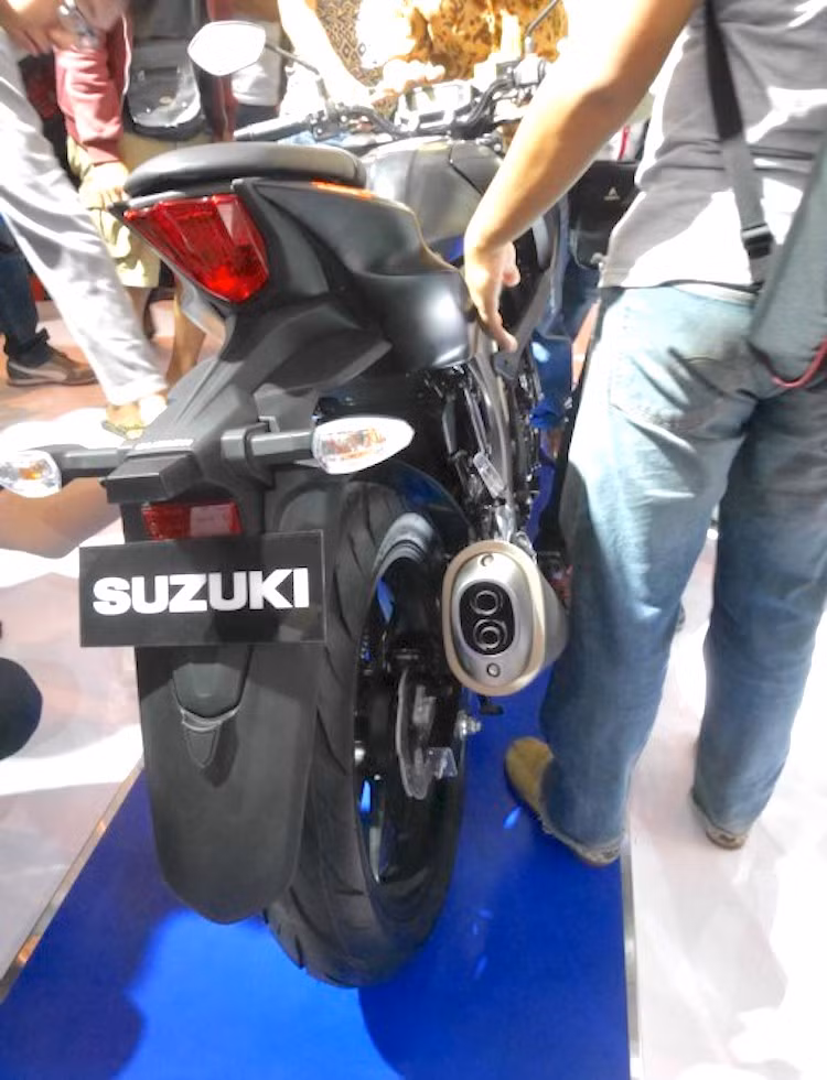 Tương tự như GSX-R150, phần đuôi của GSX-S150 cũng được vuốt cao và hẹp với đèn hậu đặt dọc. Trong khi đó, các đèn xi-nhan được tích hợp chung với pát biển số. Bánh trước của xe có bản lốp 90/80/17 trong khi bánh sau là 130/70/17. Dù được trang bị phanh đĩa cho cả 2 bánh nhưng phiên bản GSX-S150 tại Indonesia sẽ không có phanh ABS.
