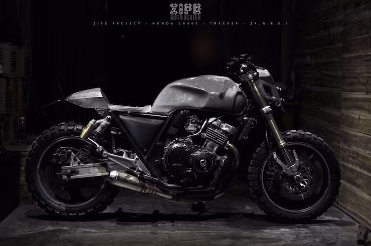 Để khiến chiếc xe mang dáng tracker, bộ lốp gai cùng ghi-đông cao đã được trang bị cho CB400. Chưa dừng lại ở đó, toàn bộ phuộc trước cũng đã được thay bằng cặp phuộc USD kèm chảng 3 từ một mẫu xe PKL khác, khiến CB400 trông khỏe khoắn hơn.
