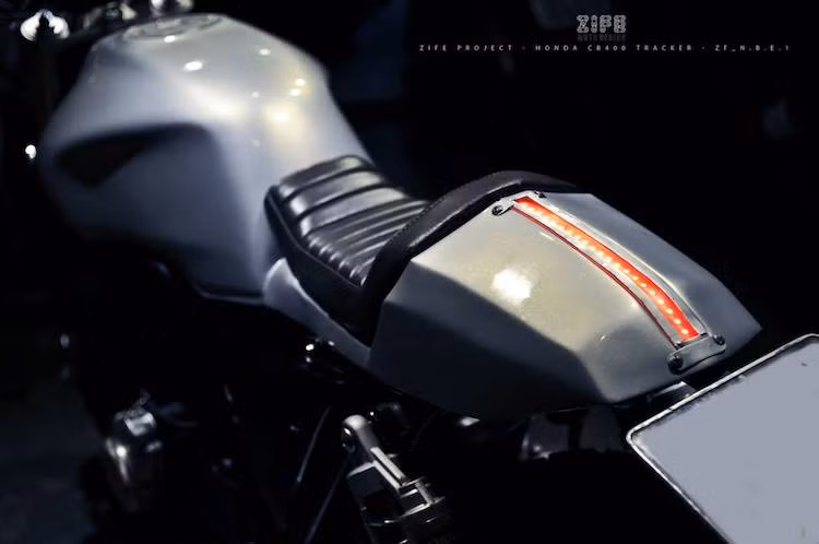 Kế thừa phong cách đã từng xuất hiện trên nhiều bản độ trước đây của Zife, CB400 N.B.E.1 sở hữu phần đuôi đầy góc cạnh, được gắn lên bộ khung phụ đã được sửa đổi của chiếc xe. Điểm nhấn đặc biệt của bản độ này đó là dải đèn LED đặt dọc như "sống đuôi" cho chiếc xe.