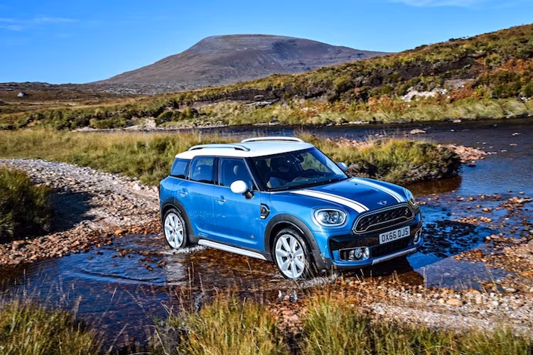 Countryman thế hệ mới sẽ được thương hiệu MINI chính thức bán ra vào tháng 3/2017, riêng bản hybrid sẽ chỉ xuất hiện tại các showroom từ tháng 6. Giá của chiếc xe sẽ được công bố gần ngày bán.