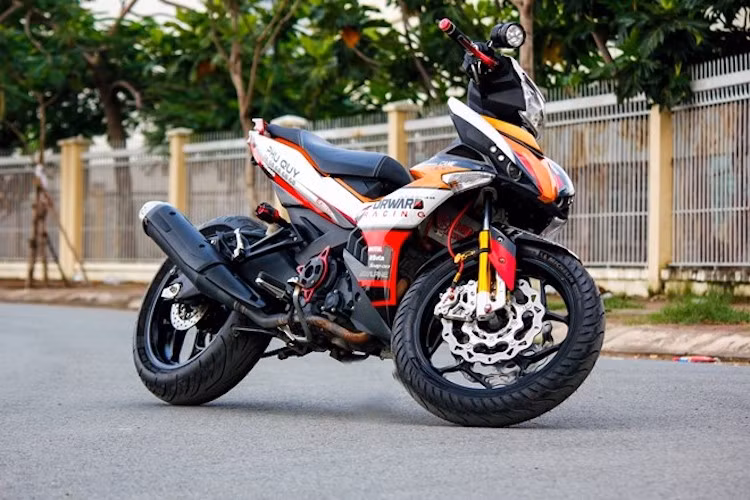 Không chỉ "lên dàn chân" cho chiếc xe, một người chơi Exciter 150 đã tiếp tục nâng cấp toàn bộ "dàn ngoài" theo phong cách kiểng, khiến mẫu xe côn tay này càng trở nên hấp dẫn hơn. Bắt đầu từ phía trước, chiếc xe đã được thay vỏ phuộc vàng nổi bật, bên cạnh đó là hệ thống phanh đĩa kép với heo Brembo Billet cùng đĩa Galfer được bắt vào mâm Asio. Lốp trước của xe là loại Michelin Pilot Street.