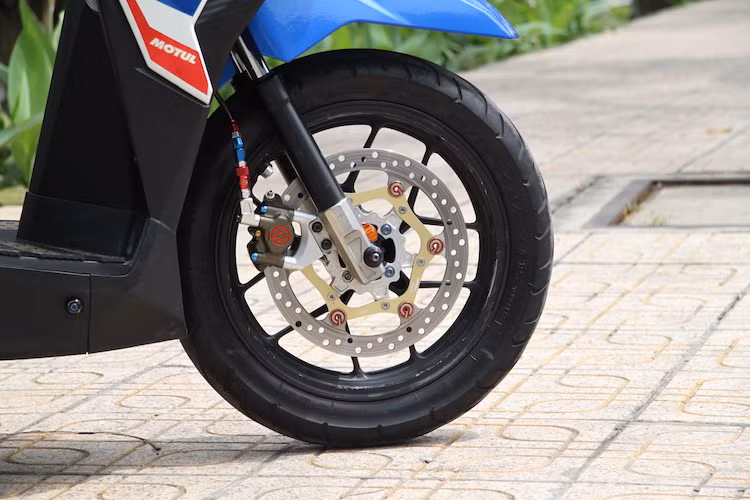 Bắt đầu từ phía trước, hệ thống phanh của chiếc xe đã được nâng cấp tổng thể với heo Brembo Moto 3, đĩa Brembo đường kính lớn với lòng CNC, phuộc Stage 6, dây dầu Earl's và ngắt dầu của PSI. Bộ mâm 5 cánh chữ Y nguyên bản đẹp mắt của Click được giữ nguyên.