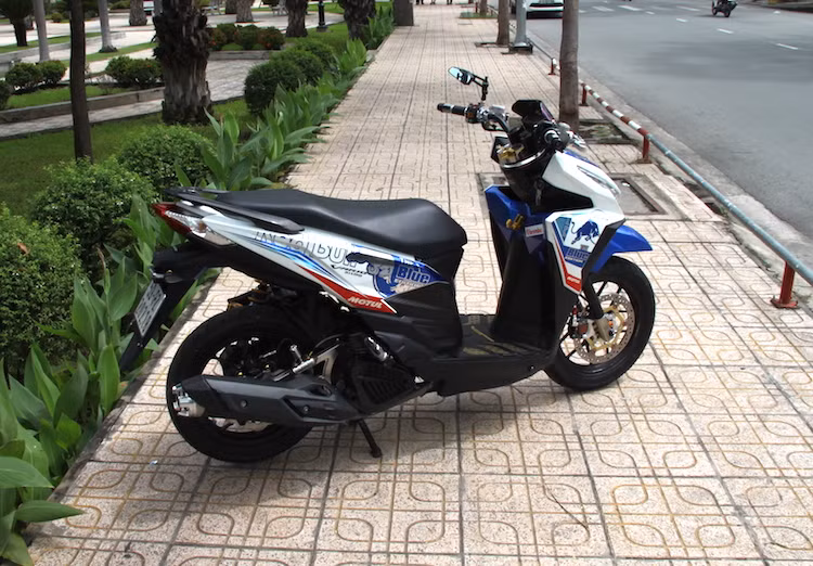 Nhiều đồ chơi đã được gắn lên chiếc xe tay ga Click 125i nhập Thái Lan bằng những con ốc titan đầy màu sắc, khiến chiếc xe có điểm nhấn ở ngay những chi tiết nhỏ nhất.