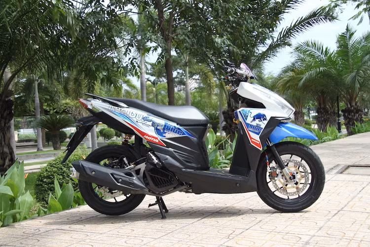 Chủ nhân của chiếc Click 125i trong bài viết là một người rất đam mê dòng xe tay ga này, và cũng là một nhân vật nổi tiếng trong giới chơi Click - Vario tại Sài Gòn. Với một loạt các món đồ chơi đắt giá, chiếc xe đã trở nên càng mạnh mẽ và cá tính hơn.