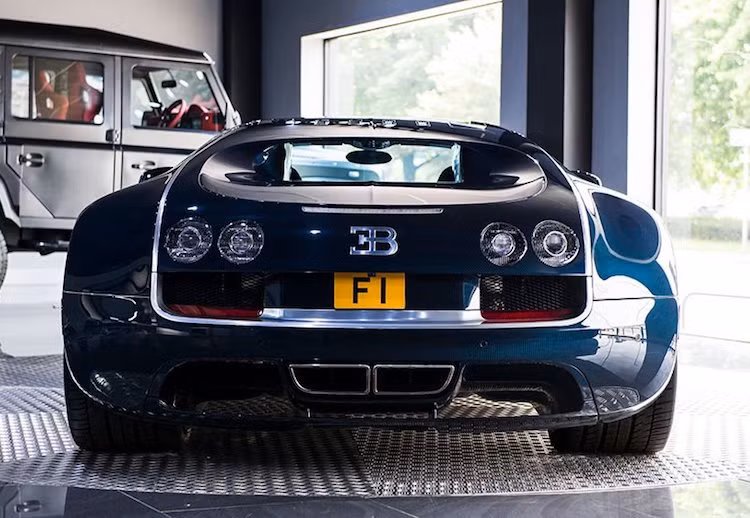 Tốc độ tối đa 431 km/h chỉ có thể đạt được ở phiên bản Veyron Supersport World Record Edition, nổi bật với màu sơn cam ở phần dưới cùng vỏ sợi carbon ở phần trên. Ở phiên bản Veyron Supersport thường, vận tốc của xe bị giới hạn điện tử ở 415 km/h để phòng ngừa những chiếc lốp có thể bị hủy hoại ở tốc độ cao, dẫn tới tai nạn thảm khốc.