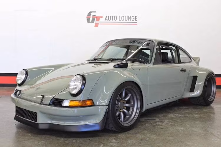 Hiện nay, phong trào chơi Porsche 911 đời cũ trên Thế giới đang phát triển mạnh, khiến giá của dòng xe này tăng "chóng mặt". Trong đó, những chiếc xe được độ "khủng" từ trong ra ngoài như chiếc Porsche 911 Turbo đời 1990 thuộc thế hệ 911 930 trong bài viết này rất được dân chơi xe khao khát và "săn lùng".
