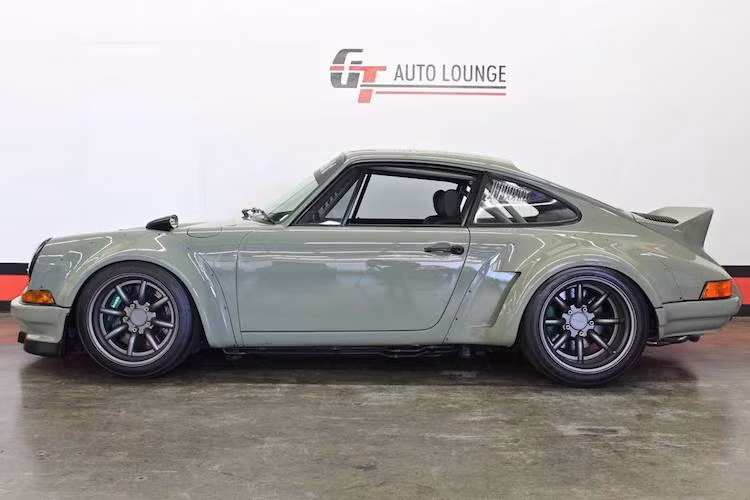 Có tên gọi "Pandora One", đây là chiếc 911 đầu tiên được nghệ nhân Nakai-san tới từ xưởng widebody Rauh-Welt Begriff của Nhật tự tay lắp cho bộ widebody siêu rộng theo phong cách những chiếc xe đua của Porsche. Để "lấp đầy" các vòm bánh rộng, chiếc xe đã được trang bị bộ mâm Rotiform MLW lòng sâu, lốp Toyo R888 và hệ thống phanh Brembo GT.