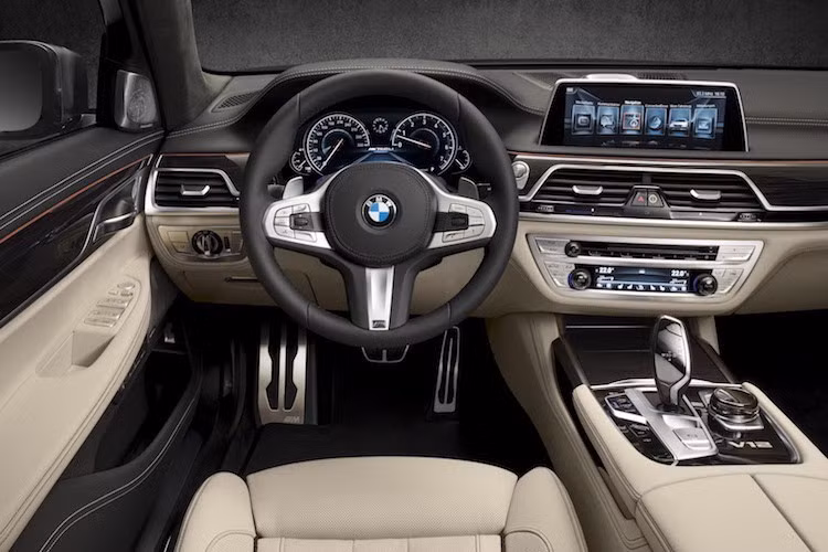 Bên trong nội thất của M760i xDrive cũng được nâng cấp với các chi tiết ốp từ bộ phận đặt hàng riêng BMW Individual, logo V12 ở bệ điều khiển trung tâm và tay lái thể thao.