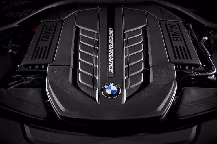 Khác với các phiên bản 7 Series khác, M760i xDrive được trang bị động cơ V12 6.6l tăng áp kép với công suất tối đa 601 mã lực và mô-men xoắn cực đại 800 Nm. Đây là khối động cơ đã từng xuất hiện trên siêu xe sang Rolls-Royce Ghost.