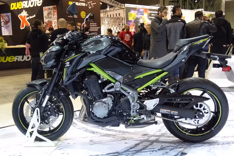 Trên Z900, Kawasaki cũng không tái sử dụng bộ khung của dòng naked-bike Z800, thay vào đó là kết cấu khung Trellis bằng thép ống hoàn toàn mới. Với trọng lượng 210,5 kg, Z900 có độ nặng ở mức trung bình.