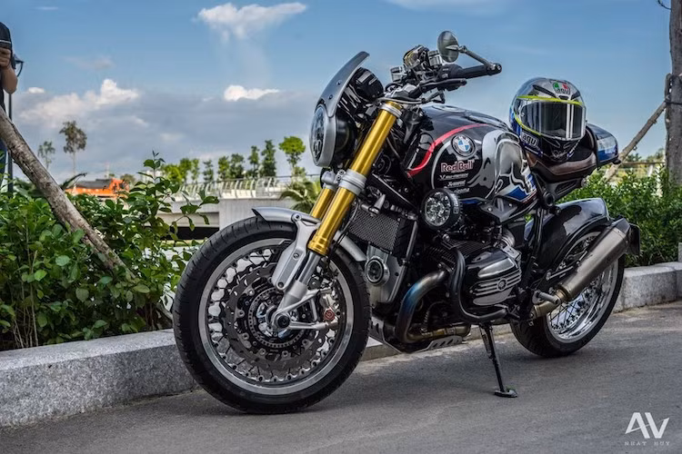 Là dòng xe naked bike phong cách hoài cổ được giới thiệu lần đầu từ năm 2013, BMW R nine T đã được ưa chuộng trên toàn Thế giới và kéo theo hàng ngàn hãng phụ tùng phát triển ra những đồ chơi dành riêng cho chiếc xe. Tại Việt Nam, một người chơi xe đã vừa "gây sốc" khi trang bị cho chiếc R nine T của mình hàng loạt các đồ chơi "hàng khủng".