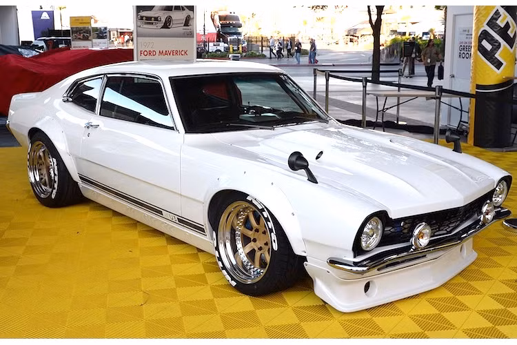 Giống như bản độ 240Z "Fugu Z" đầu tiên của Sung Kang, chiếc Maverick Underdog của anh cũng đã được sơn màu trắng, đồng thời có các chi tiết ngoại thất mang phong cách của những chiếc xe đua cổ điển trong những năm 60-70 của Thế kỷ 20.