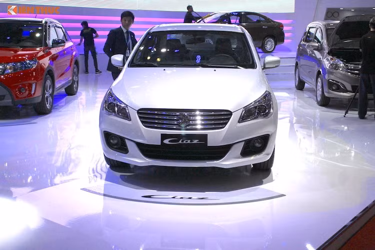 Nằm trong phân khúc sedan hạng B với các đối thủ như Honda City hay Toyota Vios... Suzuki Ciaz là một mẫu xe tương đối mới, được xem là phiên bản sản xuất của mẫu concept mang tên Authentics, từng ra mắt tại triển lãm Thượng Hải vào 2013.