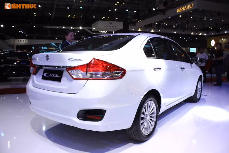 So với các đối thủ trong cùng phân khúc sedan hạng B tại Việt Nam, các trang bị của Ciaz cũng tương đối hấp dẫn như hệ thống thông tin giải trí với màn hình cảm ứng 7 inch điều khiển như một máy tính bảng, nối với camera lùi phía sau, ghế lái điều chỉnh được tới 6 hướng...