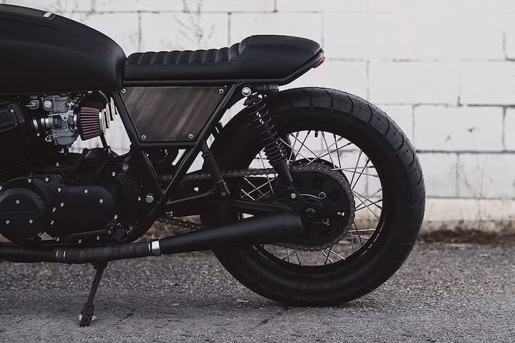 Theo đúng phong cách cafe racer, ghế ngồi của xe đã được Samuel tạo hình với mội "gò" nhỏ phia sau, sau đó đã được gửi tới xưởng New Church Moto để hoàn thiện và bọc da màu đen. Tay nắm và cần số cũng được bọc loại da tương tự.
