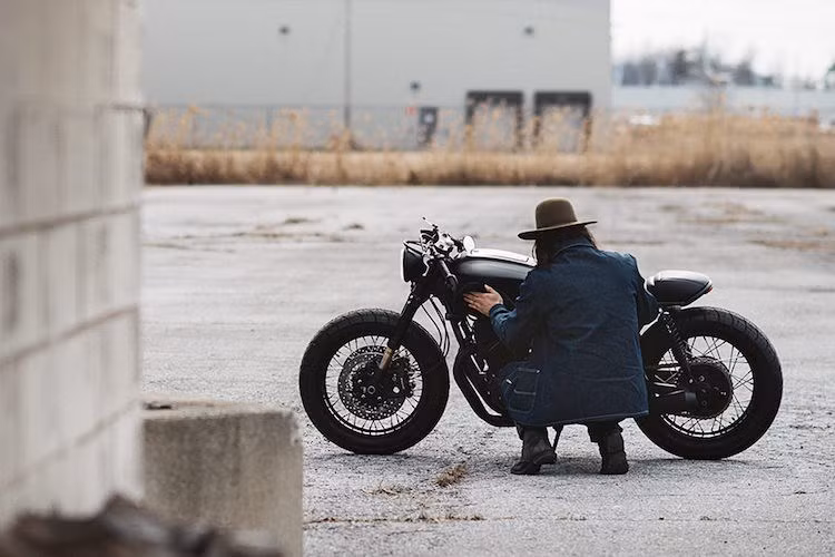 Sau khi độ lại, chiếc Honda CB750 nát đã trở nên đầy quyến rũ vừa "dữ dằn", với khả năng vận hành không thua kém mẫu xe hiện đại nào.