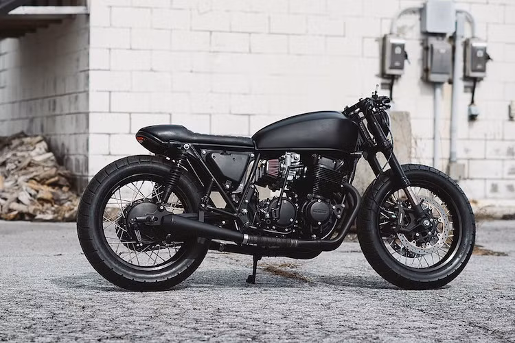 Bản độ Honda CB750 cafe racer này đã được thực hiện bởi xưởng độ Clockwork tại Canada. Được thực hiện theo yêu cầu của một khách hàng, theo Samuel Guertin - chủ xưởng Clockwork, chiếc đã được đưa tới xưởng trong tình trạng "đồng nát" theo đúng nghĩa đen, với các chi tiết cũ nát và động cơ không chạy được.
