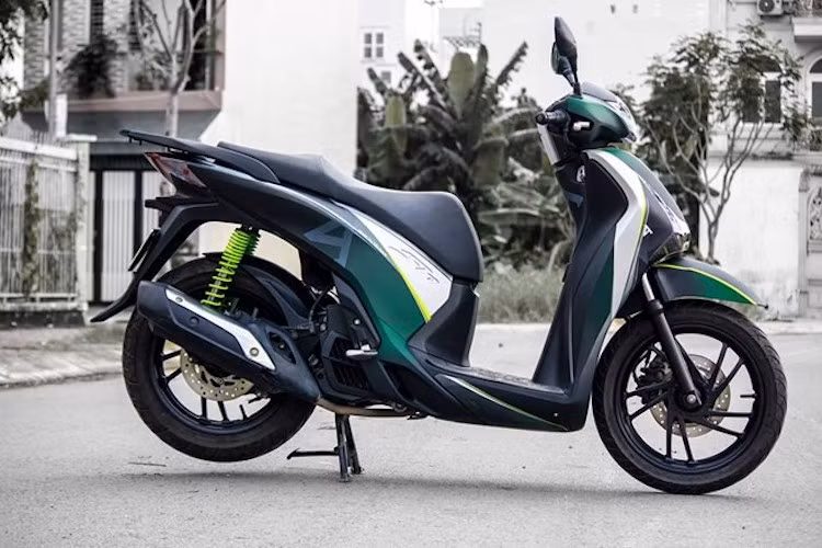 Được biết thời gian để hoàn thành việc sơn dàn vỏ cho chiếc xe tay ga Honda SH này là 1 tuần. Sau khi được sơn lại, dù không có những đồ chơi "khủng" nhưng chiếc xe vẫn cực kỳ cuốn hút trên phố Việt.